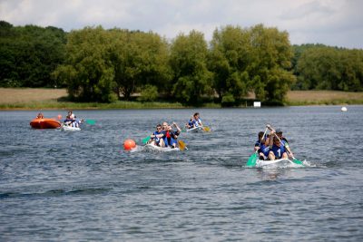 Four different teams of 3 racing in small shallow 